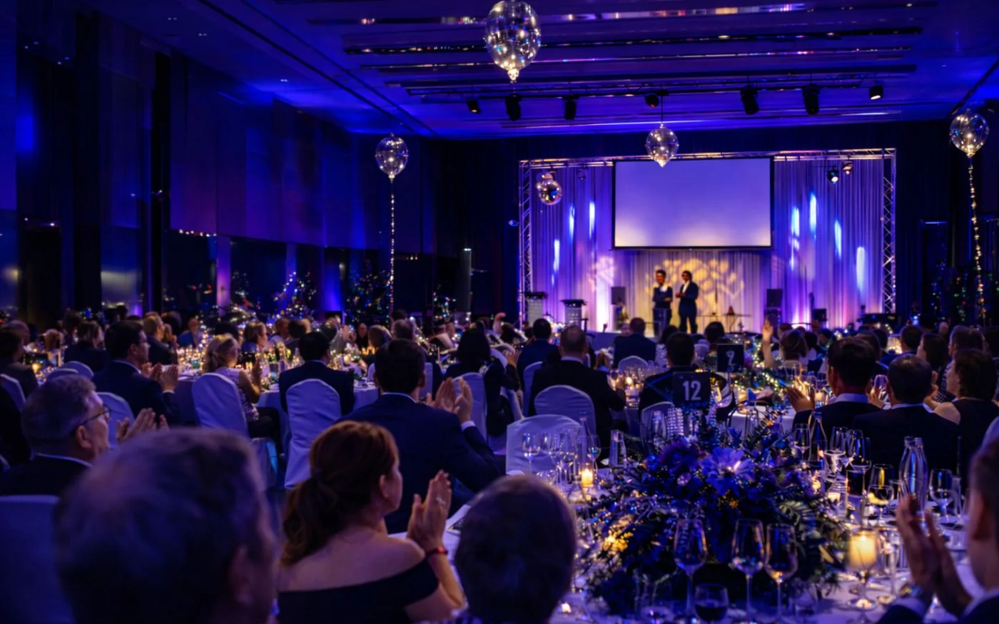 Full-Service Eventagentur Meyer Events – Firmenevent mit Bühne und Gästen