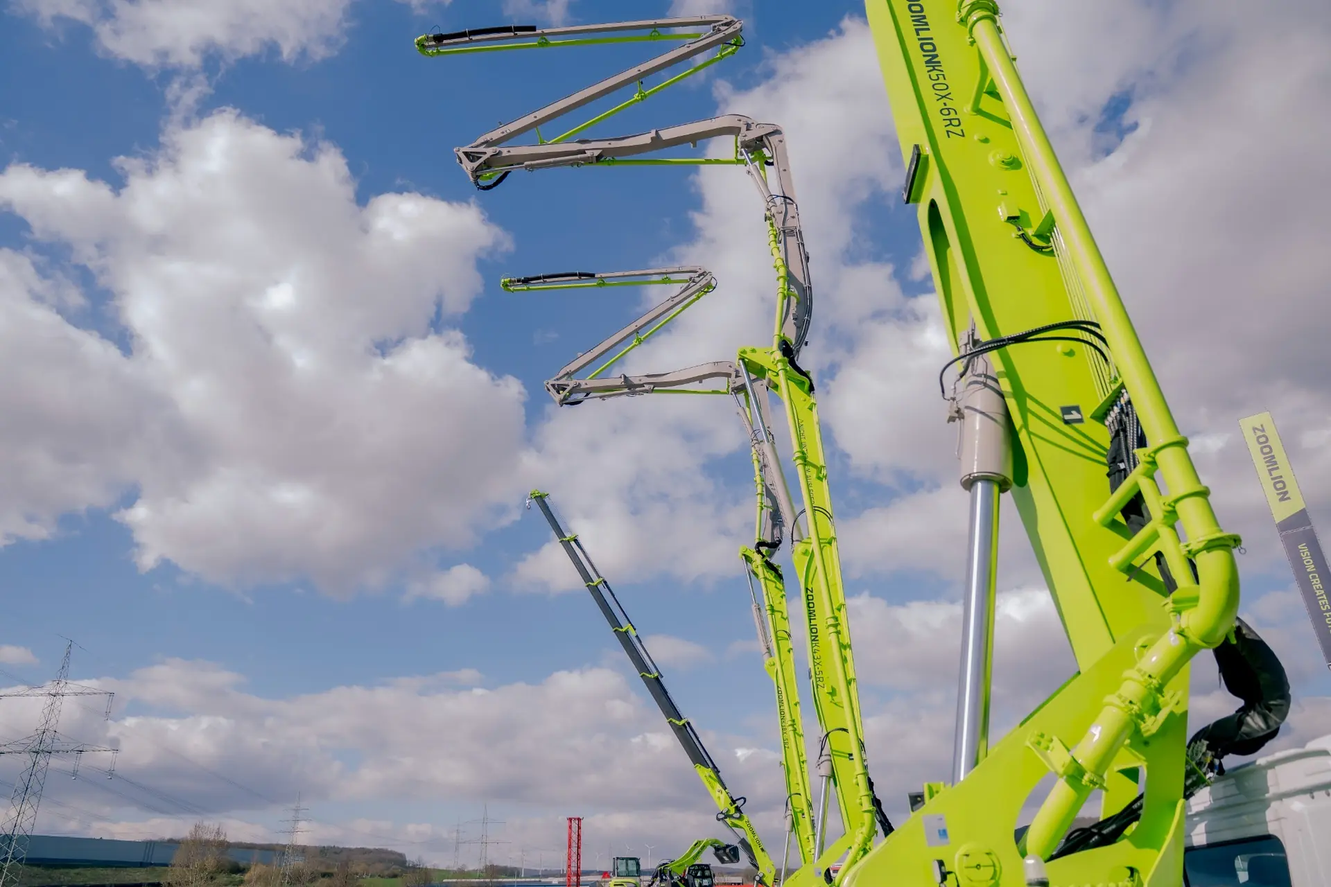 蓝天下用于企业活动展示的 Zoomlion（中联重科）混凝土泵车