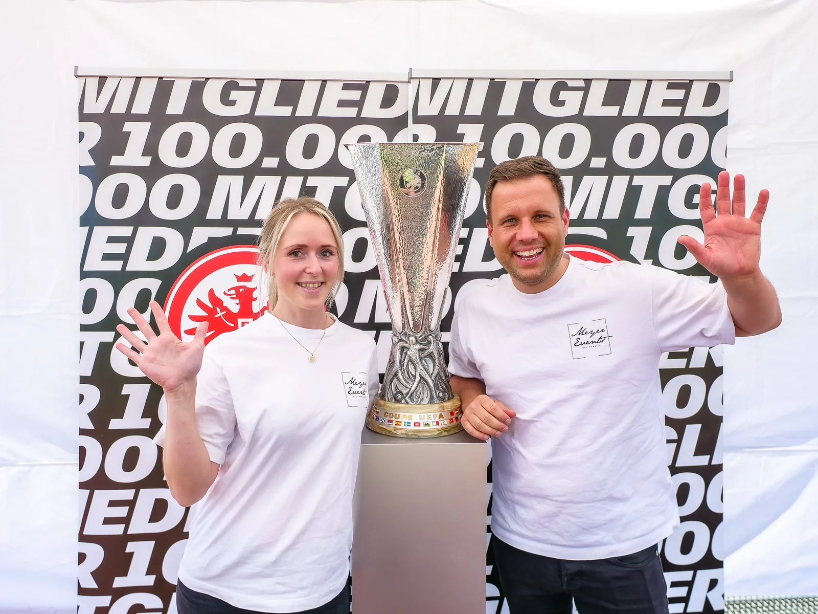 Patricia und Martin Meyer bei Eintracht Frankfurt mit dem Europa-League-Pokal