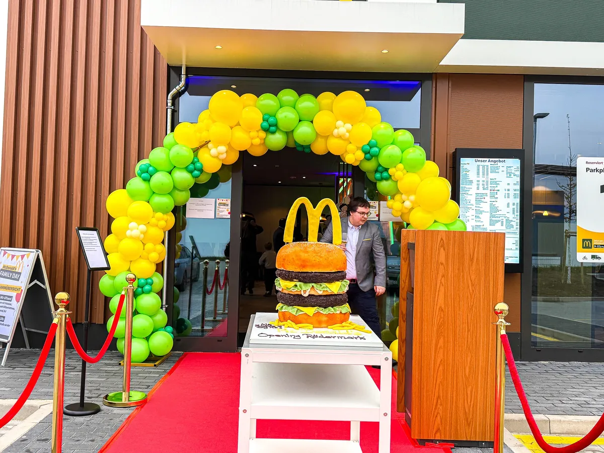 Grün-gelber Ballonbogen zur Eröffnung einer McDonald's-Filiale
