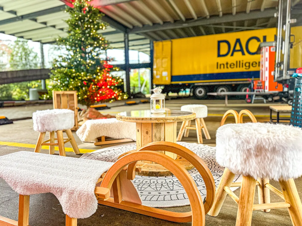 Gemütliche Winterlounge mit Holzschlitten, Fellen und Weihnachtsbaum bei Dachser