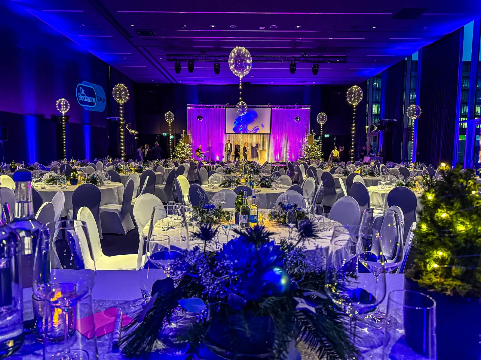 Festliche Tischdekoration für Dr. Beckmann mit Blumen und goldenen Details