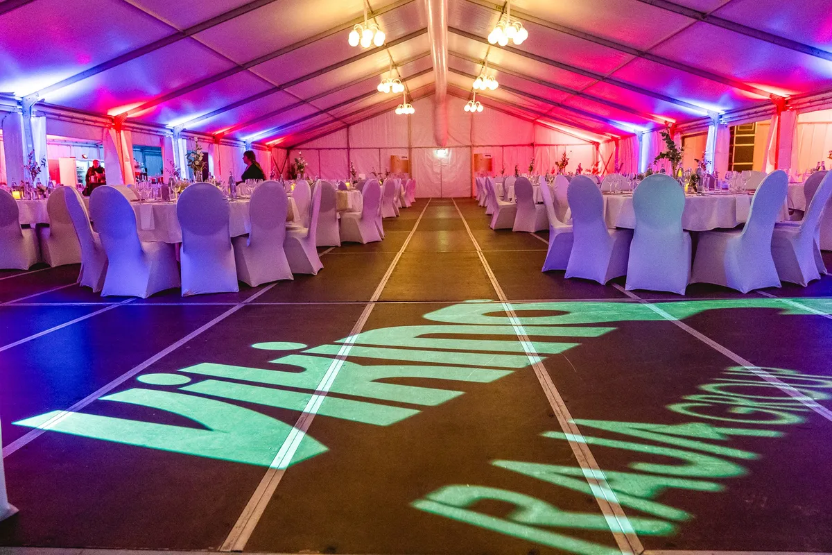Farbige Lichtgestaltung in einem Festzelt beim Viking-Firmenjubiläum