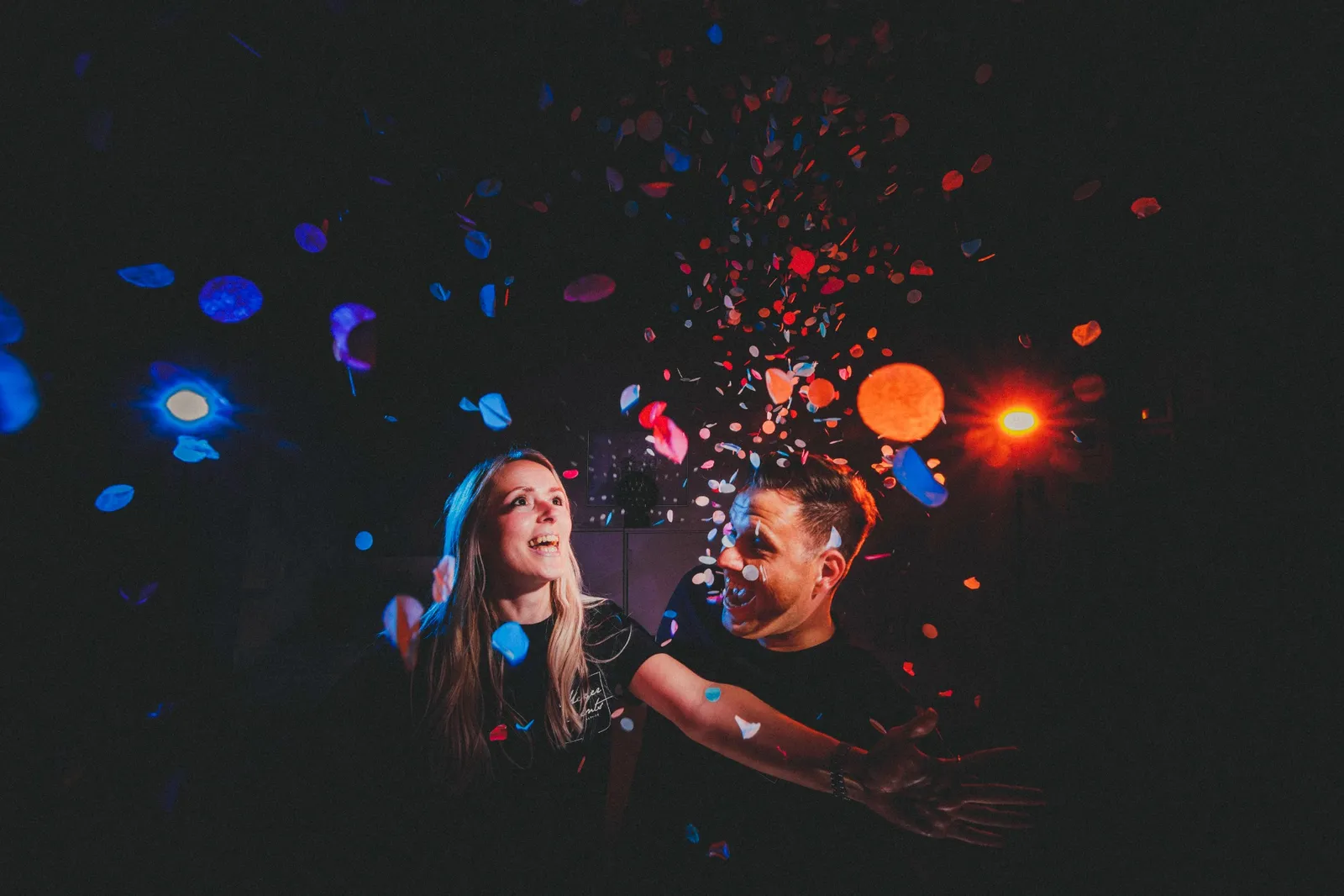 Patricia und Martin Meyer lachen gemeinsam unter buntem Konfetti