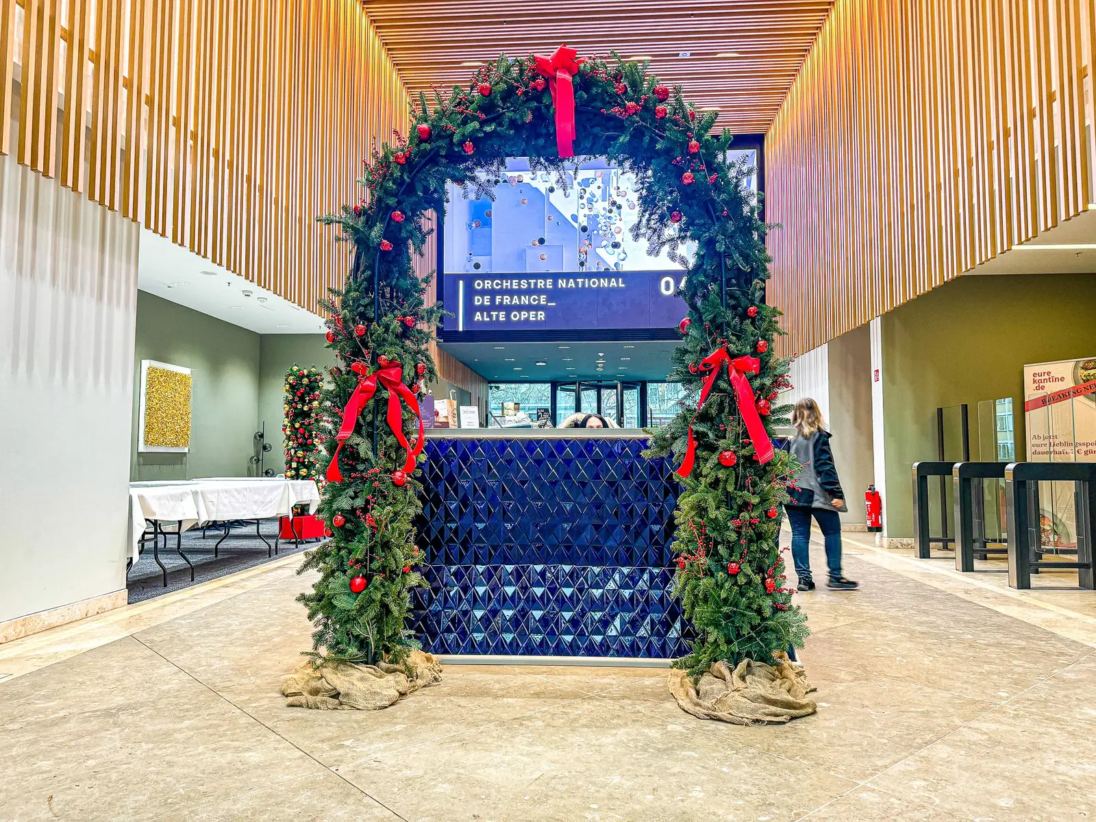 Weihnachtlich geschmückter Eingangsbereich im Nexttower mit Tannengirlanden und roten Schleifen