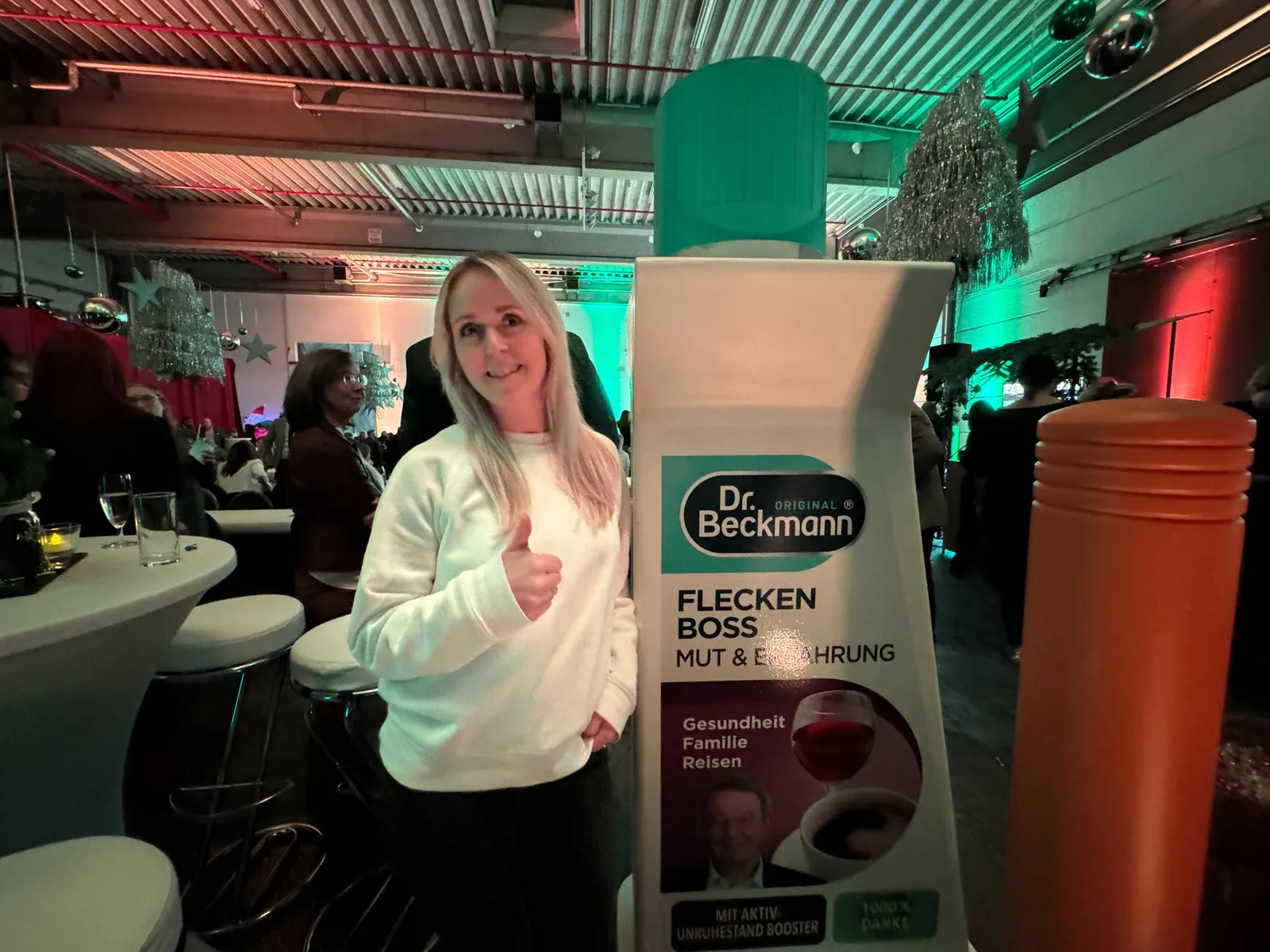 Patricia Meyer bei der Dr.-Beckmann-Veranstaltung neben einer übergroßen Produktflasche