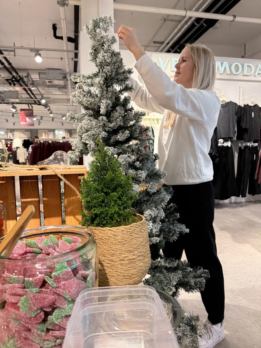 Patricia dekoriert einen Weihnachtsbaum