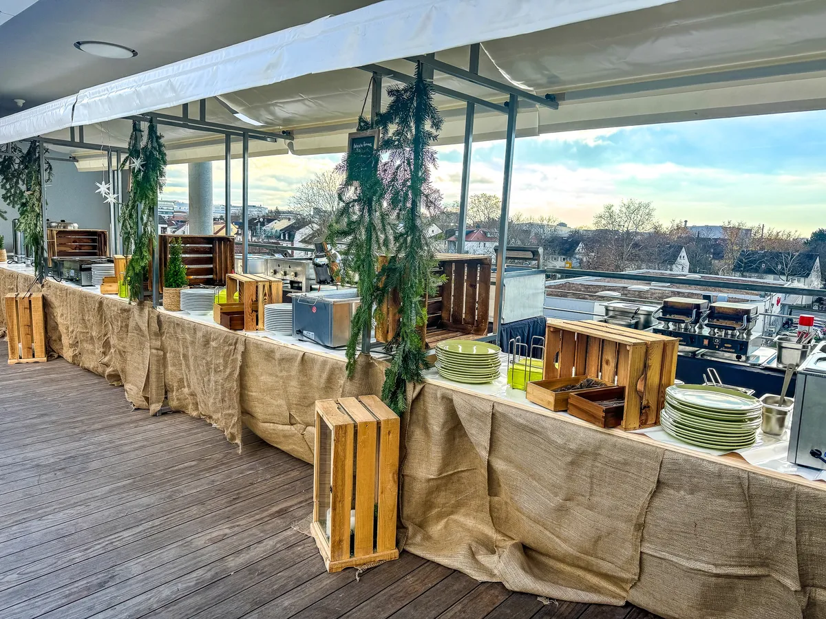 Dekorierter Buffetbereich für Terra mit Holzkisten, Jutestoff und Pflanzen