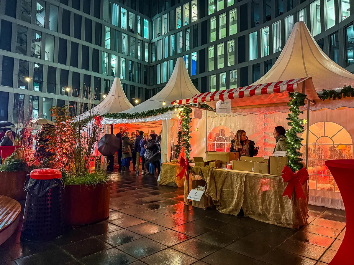 Weihnachtlich dekorierte Zelte und Stände bei einem Firmenweihnachtsmarkt