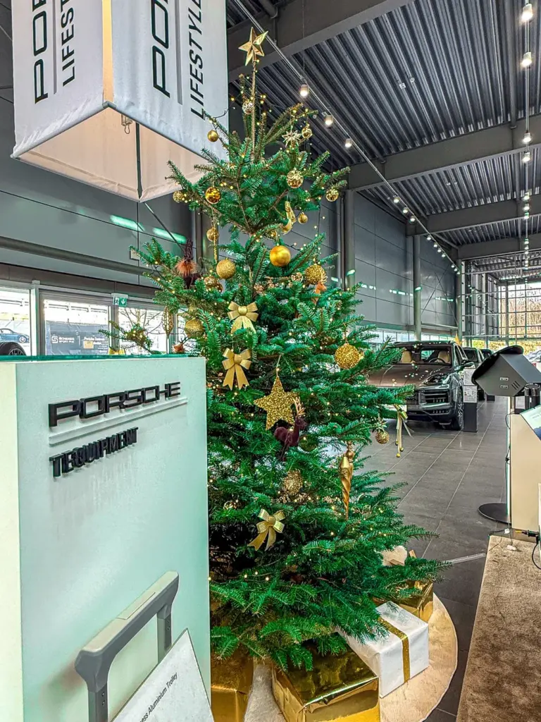 Weihnachtsbaum mit goldenen Kugeln, Sternen und Schleifen – Gestaltungsbeispiel für Dortmund