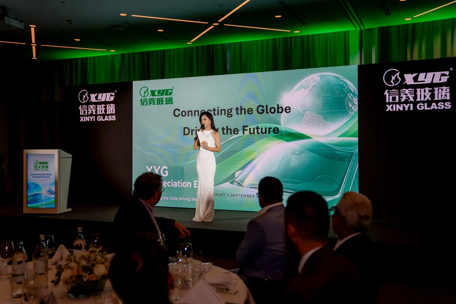 Bühne und Präsentation beim Xinyi Glass Kundenevent im Meliá Frankfurt