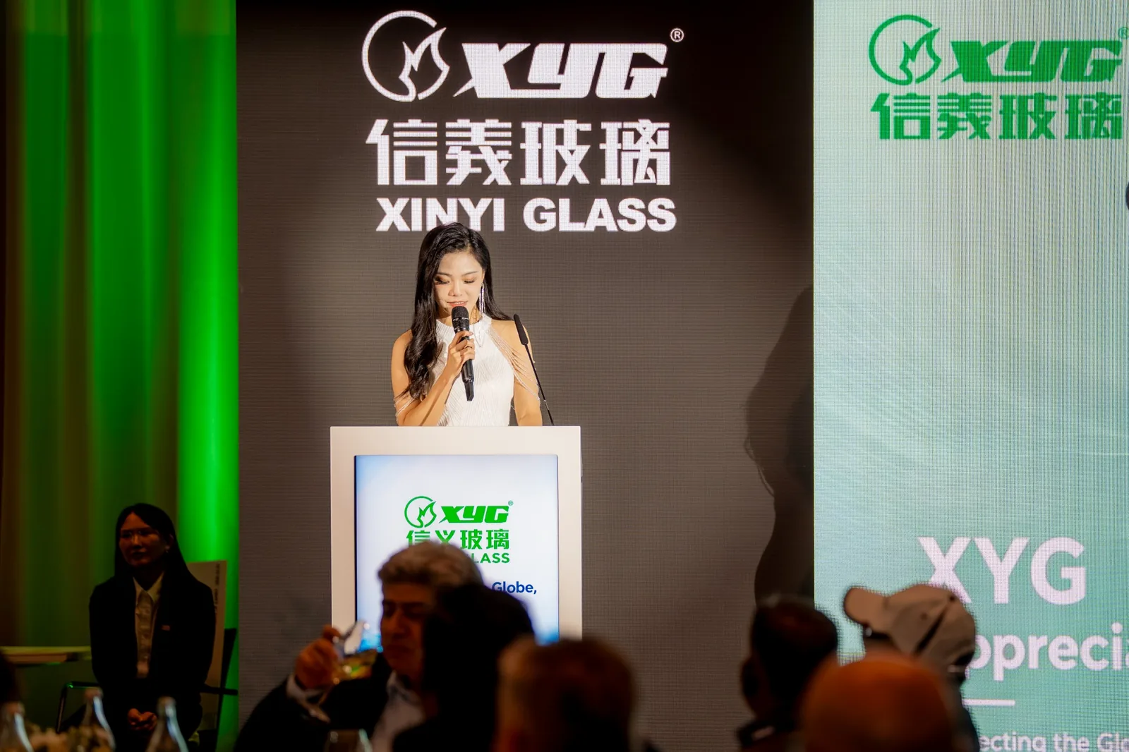 Rednerpult und Bühneninszenierung beim Xinyi Event im Meliá Frankfurt
