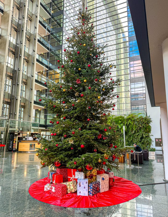 weihnachtsbaum-mieten-frankfurt-eingangshalle-firma